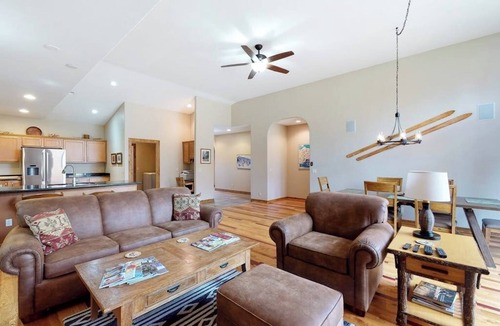 Pagosa Springs House | Convenient condo with fireplace & WiFi - walk to rec center pool, tennis & town