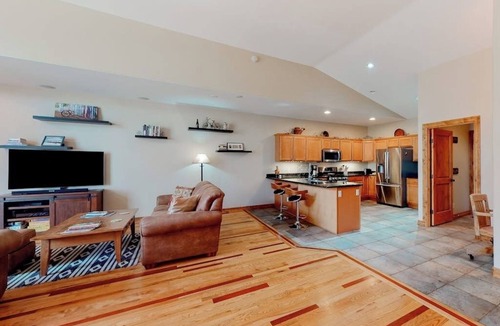 Pagosa Springs House | Convenient condo with fireplace & WiFi - walk to rec center pool, tennis & town
