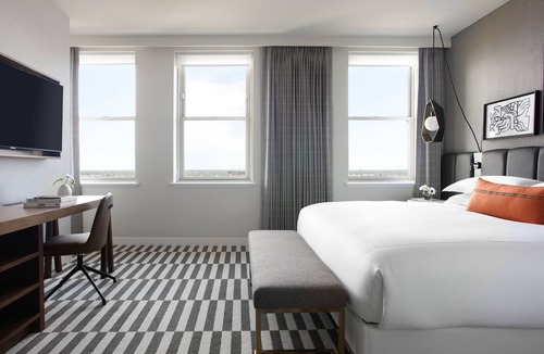 Downtown Fort Worth Hotel | Conveniently Located in Downtown! Close to Fort Worth Zoo! Bike Rental!