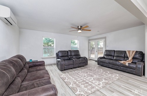 San Angelo House | Corporate stay. Charming 3-bedroom house in San Angelo with AC, WiFi.