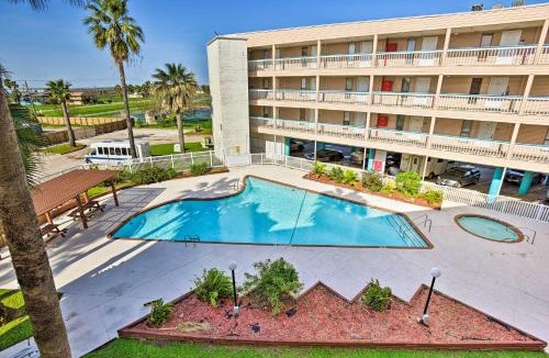 North Beach House | Corpus Christi Beachfront Condo w/Pool Access!