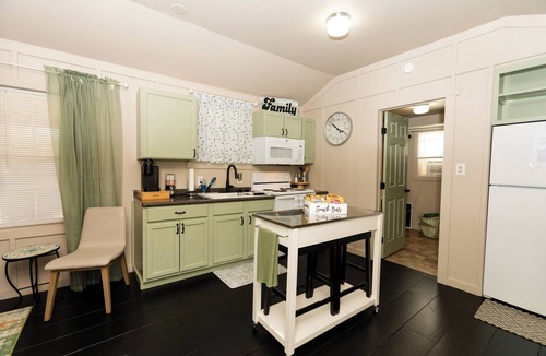 Belton Cabin | Country Cabin on the Creek in Belton with WiFi, AC