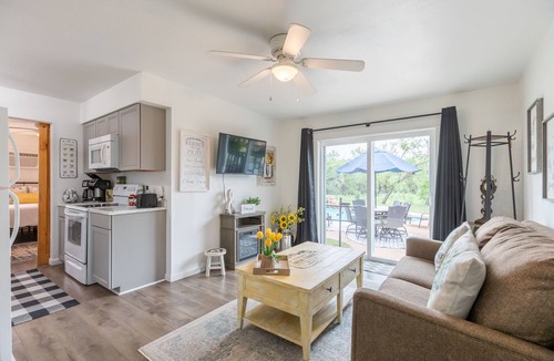 Potosi House | Country Cottage By the Pool-Abilene, Texas, King bed, Kitchen