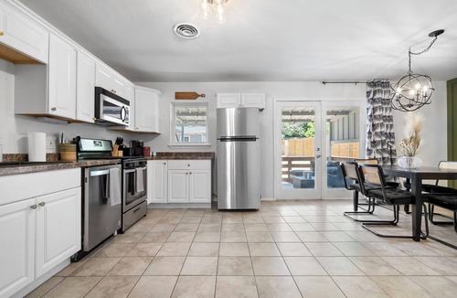 Weatherford House | Court-side Cottage - Near Love Street Pickleball Courts and Family Park!
