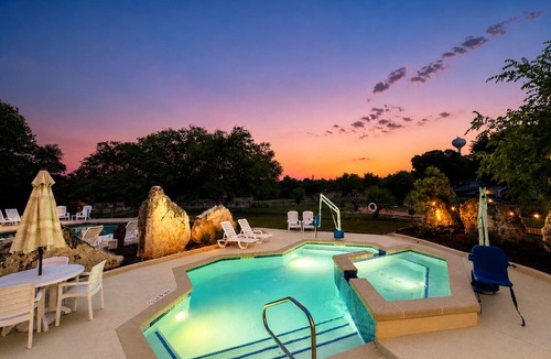 La Hacienda Estates Cabin | Cozy 1 bedroom 1 bath with loft tiny home 2 pools & hot tub Lake Travis