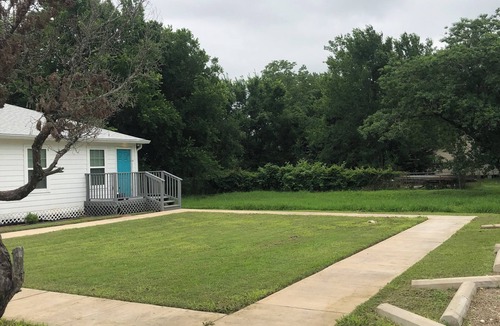 Alvin Apartment | Cozy 1-bedroom apartment in serene Alvin with AC