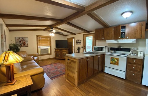 Plantersville House | Cozy 1-bedroom BUNGALOW ON 100+HORSE RANCH.! HUGE POOL/PRIVATE FISHING LAKE!