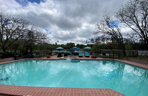 Plantersville House | Cozy 1-bedroom BUNGALOW ON 100+HORSE RANCH.! HUGE POOL/PRIVATE FISHING LAKE!
