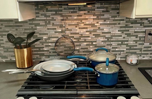 Greater South River City Condo | Cozy 1-bedroom Condo - Austin - Fitness Room - Pool - Reading Room w/Creek view