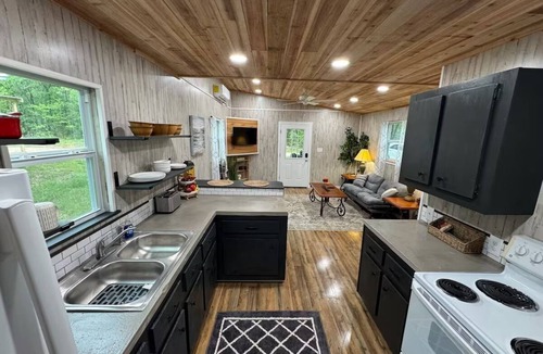 Anderson County House | Cozy 1-bedroom house in peaceful Elkhart with AC, WiFi