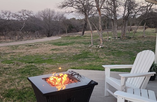 Leon Junction House | Cozy 1-bedroom The Hilltop Bungalow in enchanting Ogelsby. 30 minutes from Waco