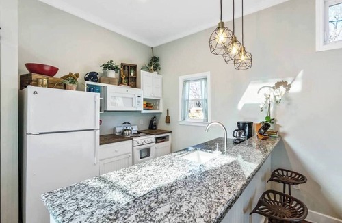 East Riverside House | Cozy 1BR Cottage Near DT Farmers Market & Baylor