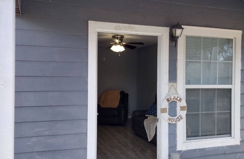 Texas City Cottage | Cozy 2 bdrm 1 bth cottage/ADU in Texas City, mins away from the Dike and beaches