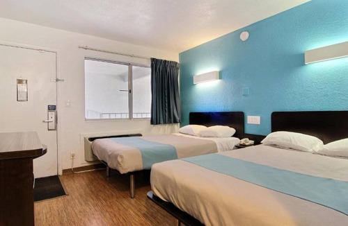 Carlsbad Hotel | Cozy 2-bed|Pool|Free Wifi|Snacks