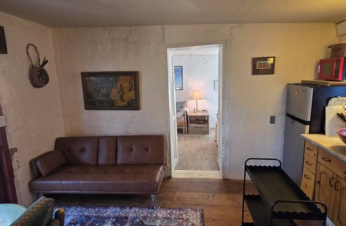 San Fidel Cabin | Cozy 2-bedroom cabin on a working mini farm in San Fidel with AC on old route 66