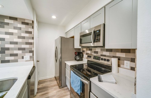 Vickery Meadow Condo | Cozy 2-bedroom condo in adorable Dallas with AC washer dryer and swimming pool