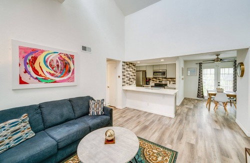 Vickery Meadow Condo | Cozy 2-bedroom condo in adorable Dallas with AC washer dryer and swimming pool