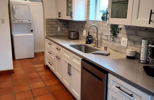 Nob Hill House | Cozy 2-bedroom house in Nob Hill with AC