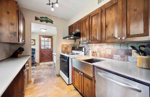 Enchanted Oaks Cottage | Cozy 3-bedroom/w loft cottage on lake in quaint Mabank