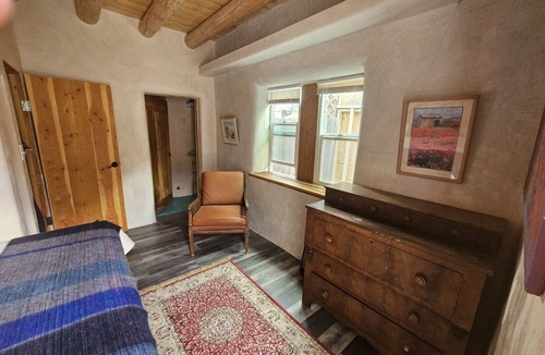 Santa Fe House | Cozy Adobe centrally located with covered parking.