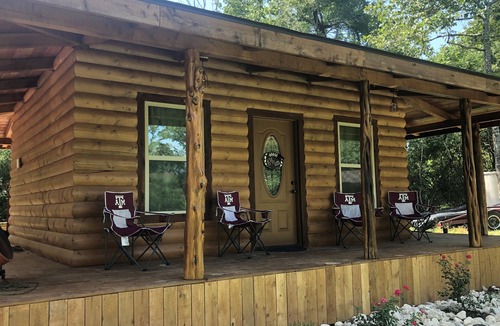 Madison County House | Cozy Aggie Game-Day Country Cabin w/full porch and outdoor amenities