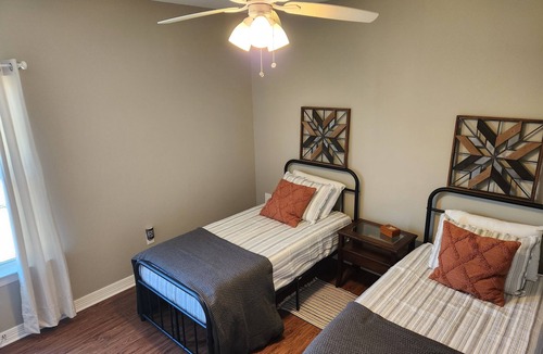 Ponder House | Cozy and peaceful small town guesthouse in quiet neighborhood close to Denton!