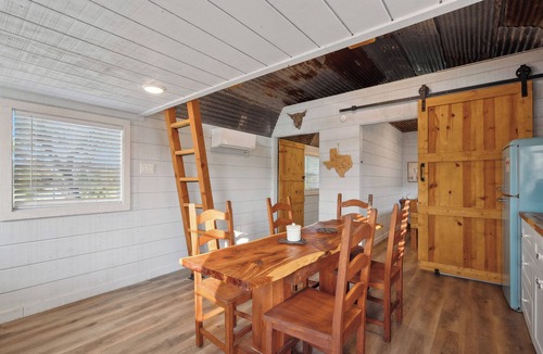 Mart Cabin | Cozy Cabin in the Country, 25 mins from Waco, Texas