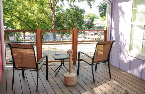 New Braunfels Cabin | Cozy Cabin near the Comal River-Cabin #6- Shabby Chic Theme. Walk to Wurstfest