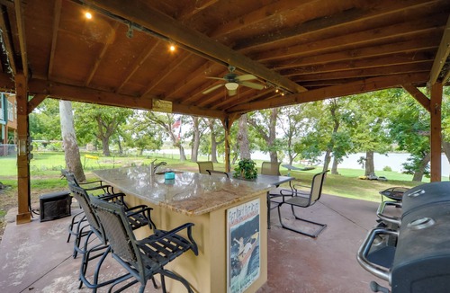 Cottonwood Shores Apartment | Cozy Casita & Cabana on Lake Marble Falls!