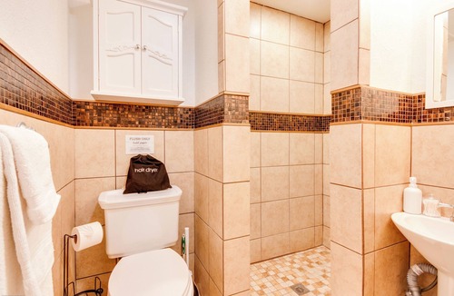 Dallas Apartment | Cozy Coop ~ Mins to Downtown Dallas Private Patio BBQ Full Kitchen