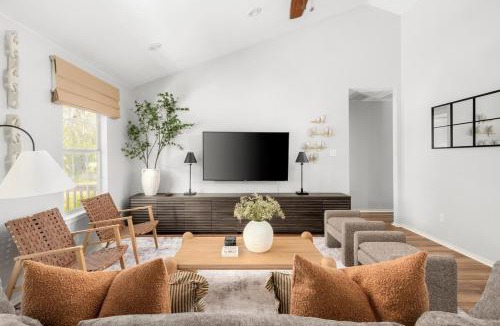 Spicewood House | Cozy Cottage near Lake Travis with Pool and Pickleball
