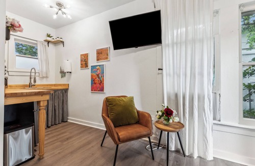 Ryan Place Cottage | Cozy cottage on Historical Blvd & Famous walking trail. Very Safe neighborhood
