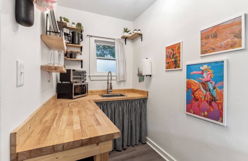 Ryan Place Cottage | Cozy cottage on Historical Blvd & Famous walking trail. Very Safe neighborhood