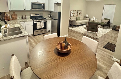 McKinney Cottage | Cozy & Fancy 3BR Cottage Near Historic Downtown McKinney - Family Mid-Term Ready