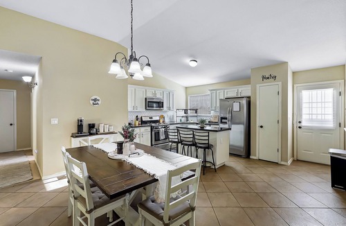 Biggs Field House | Cozy Farm House Home Located Near Main Freeways SUPER HOST on other platforms