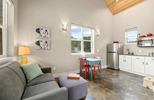 Dripping Springs Cottage | Cozy Hill Country Cottage Rental for Romantic Weekend Getaways from Austin