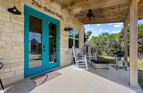 Dripping Springs Cottage | Cozy Hill Country Cottage Rental for Romantic Weekend Getaways from Austin