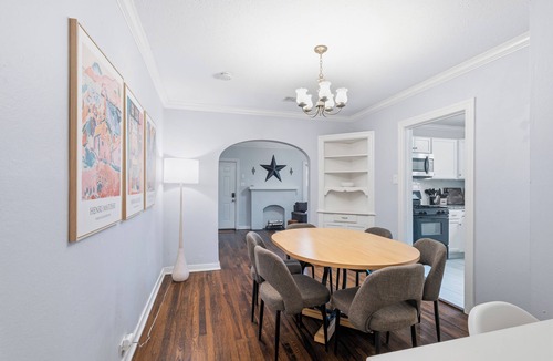 Knox - Henderson House | Cozy Home + Knox Henderson + Nightlife + Sleeps 8