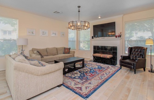 League City House | Cozy House near NASA perfect for family visitors, plenty of living space!