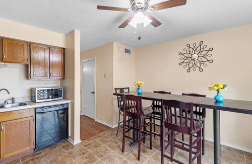 Huntsville House | Cozy Huntsville Condo/2BR Near SHSU/Pool/WiFi/Free Parking