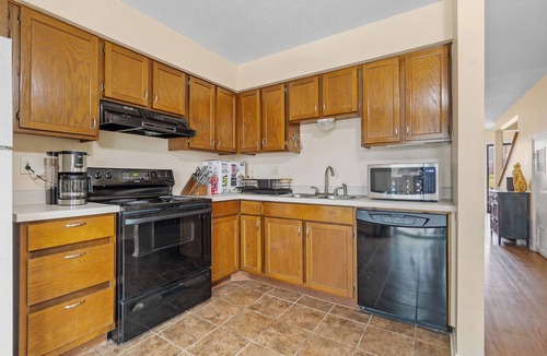 Huntsville House | Cozy Huntsville Condo/2BR Near SHSU/Pool/WiFi/Free Parking