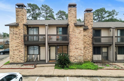 Huntsville House | Cozy Huntsville Condo/2BR Near SHSU/Pool/WiFi/Free Parking