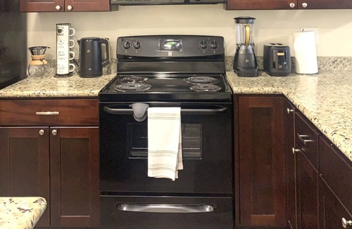 College Station Apartment | Cozy King Bed WiFi,Pool,Gym. Corporate Housing