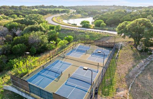 Spicewood House | Cozy Lake Cabin - 1BR - Pickleball - BBQ - Firepit