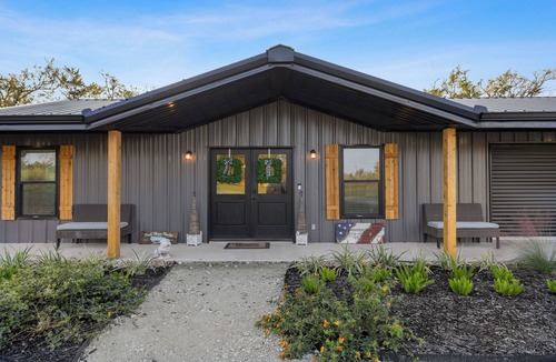 Franklin House | Cozy Modern Barndominum near Franklin Ranch Sports Park