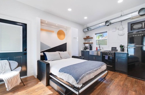 Freetown - Port Rico Apartment | Cozy Modern Studio - Free Parking with Washer & Dryer Perfect for 1 or 2 people!