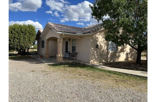 Zuzax House | Cozy Mountain Home 2 Bedroom with Fireplace 20 min to Albuquerque