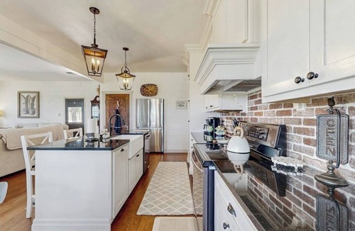 Fredericksburg House | Cozy ranch home w/full kitchen, living room, hot tub, pet-friendly & fireplace