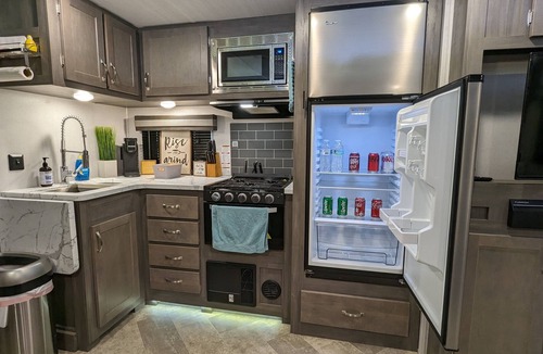 Acworth House | Cozy RV with 1 King bedroom, WiFi & AC in Pleasant Acworth