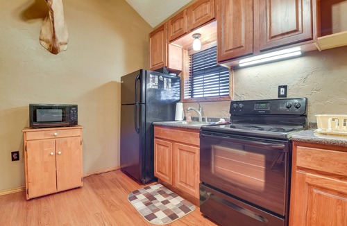 Palo Pinto County Cabin | Cozy Strawn Cabin w/Pool Access - Near Lake!